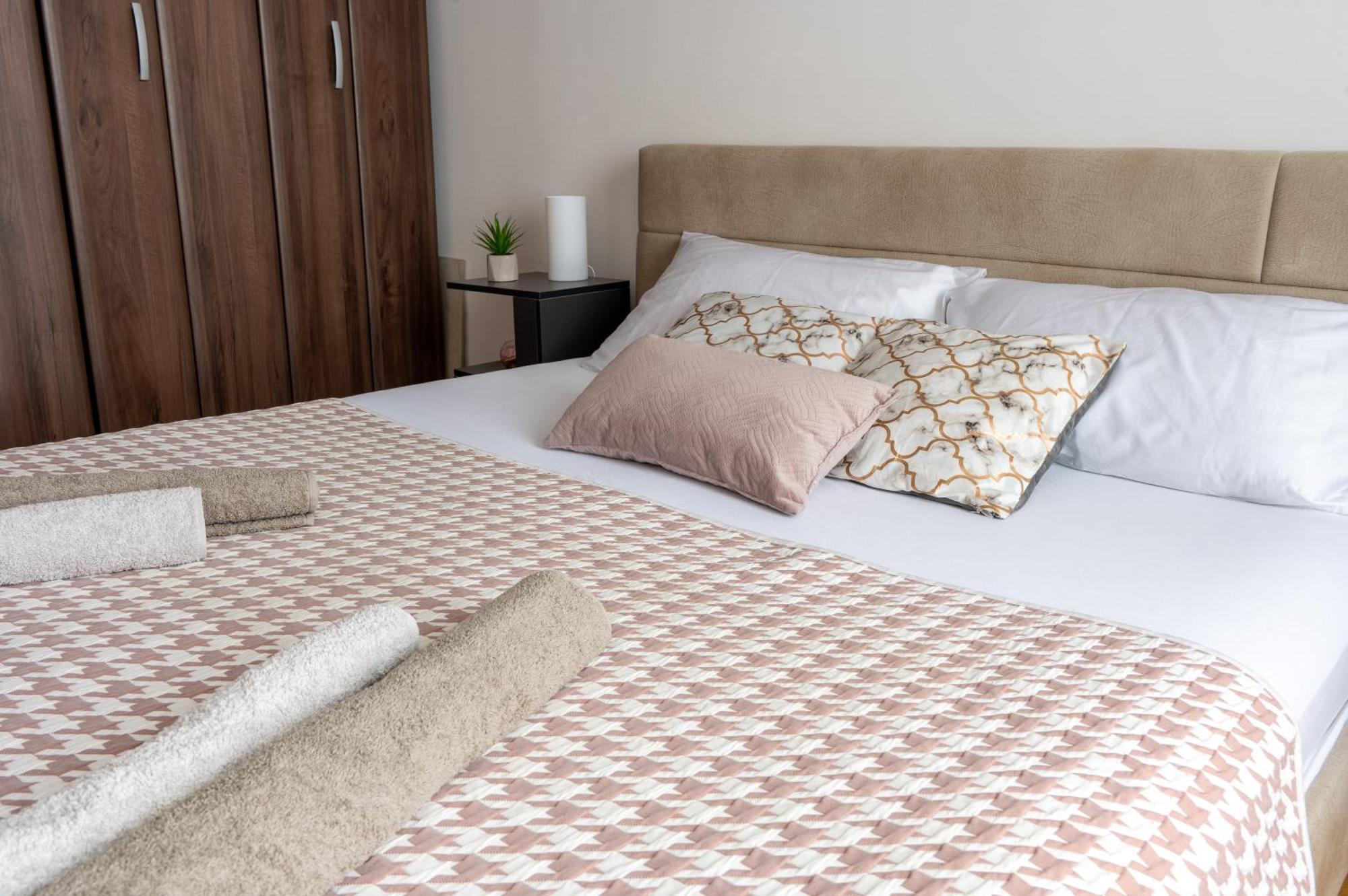 Skopje Station Apartment ภายนอก รูปภาพ